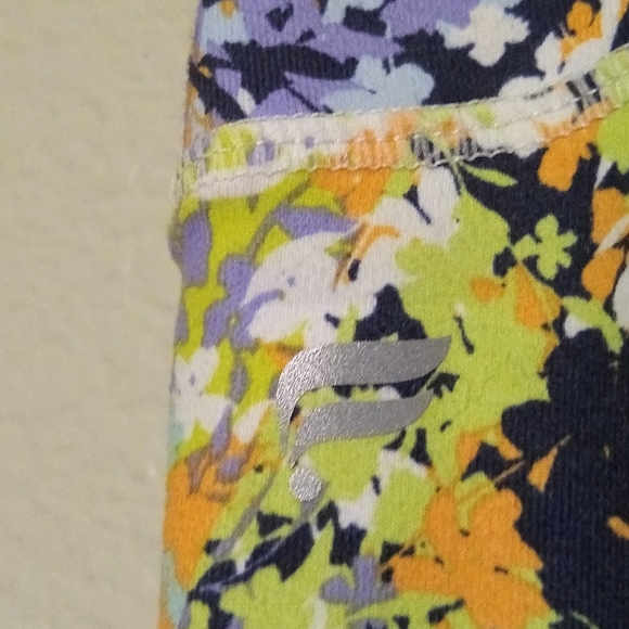 FABLETICS floral print PowerHold capri leggings, S - Picture 4 of 14